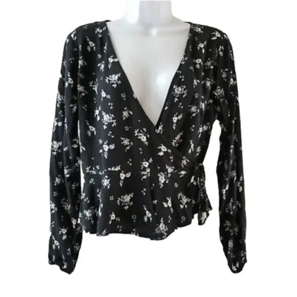 WILD Fable Womens Black/Gray Floral Long Sleeve wrap top. - Picture 1 of 11